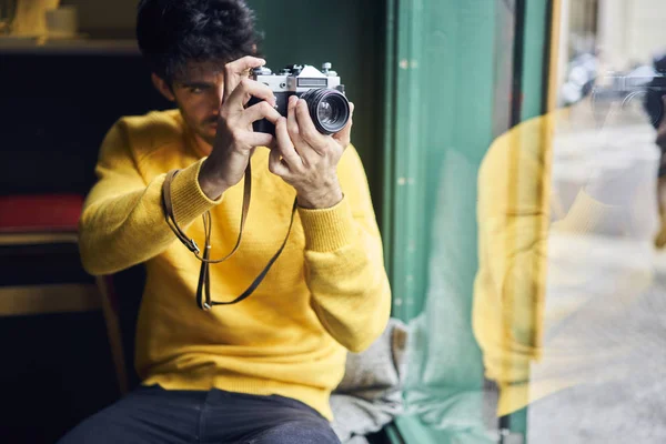 Jovem blogueiro de moda masculina e fotógrafo profissional — Fotografia de Stock