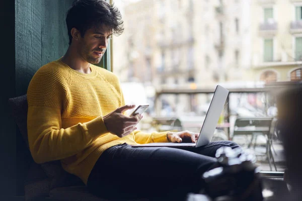 Stijlvolle mannelijke freelancer werken — Stockfoto