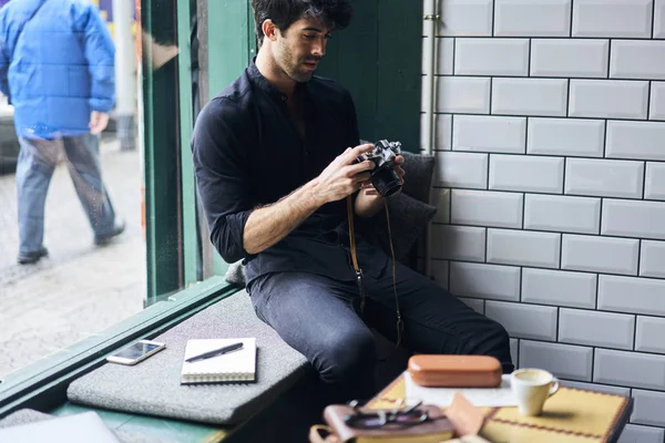 Trendy gekleidet gut aussehende professionelle Fotograf — Stockfoto