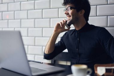 modern dizüstü bilgisayar kullanan erkek 