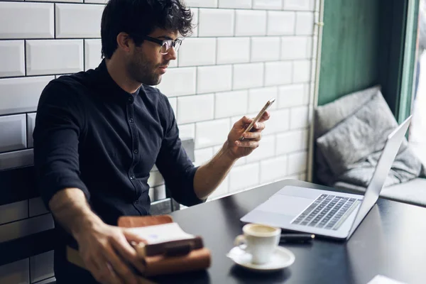 Man met behulp van moderne laptopcomputer — Stockfoto