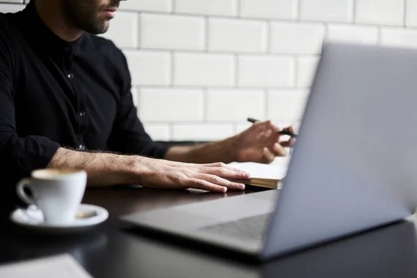 Männchen mit modernem Laptop — Stockfoto