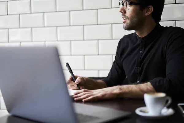 Mężczyzna przy użyciu nowoczesnego laptopa — Zdjęcie stockowe