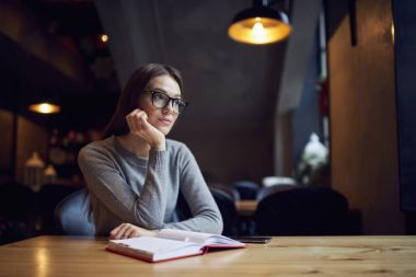 Düşünceli öğrenci fikirler blog için hazırlanıyor