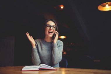 Cep telefonu üzerinde konuşurken yazar 