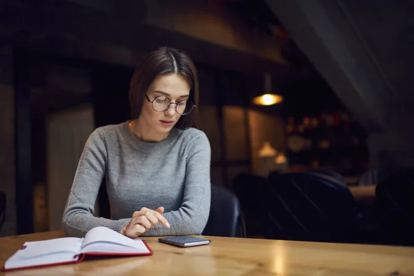 Frau liest interessante Informationen — Stockfoto