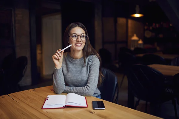 Nachdenklicher Student bereitet Ideen für Blog vor — Stockfoto