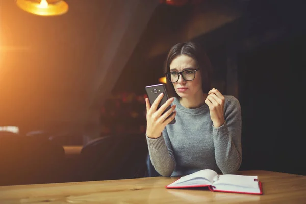 Writer talking on mobile phone — Stock Photo, Image