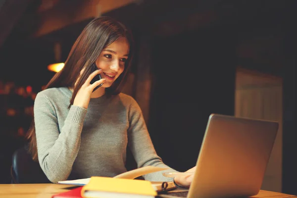 Vrouw lezen van interessante informatie — Stockfoto