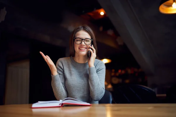 Schriftsteller telefoniert mit Handy — Stockfoto