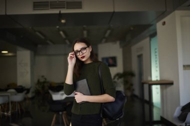 Üniversitede okuyan genç öğrenci 