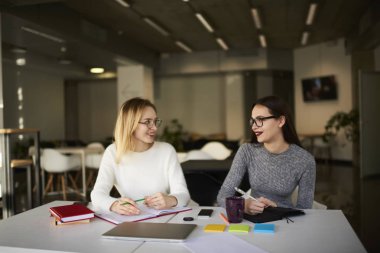 Kadın gazeteciler yazma çalışmaları 