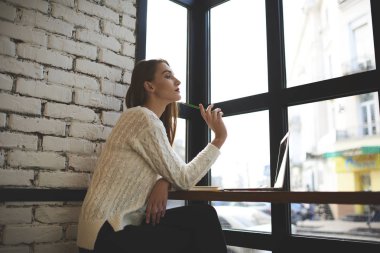 Yaratıcı öğrenci stil kafede oturan