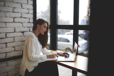 genç kadın kapalı eğitim