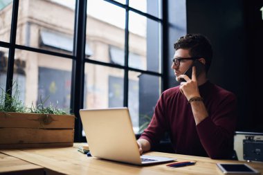 Yakışıklı genç erkek serbest meslek 