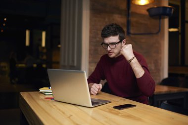 Yakışıklı erkek konsantre