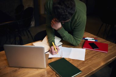 Konsantre erkek öğrenci