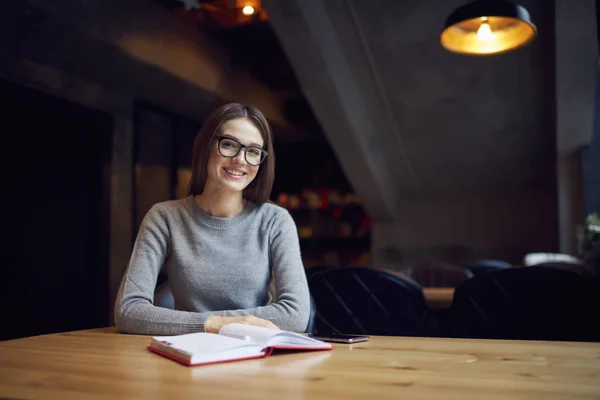 Étudiant réfléchi préparer des idées pour le blog — Photo