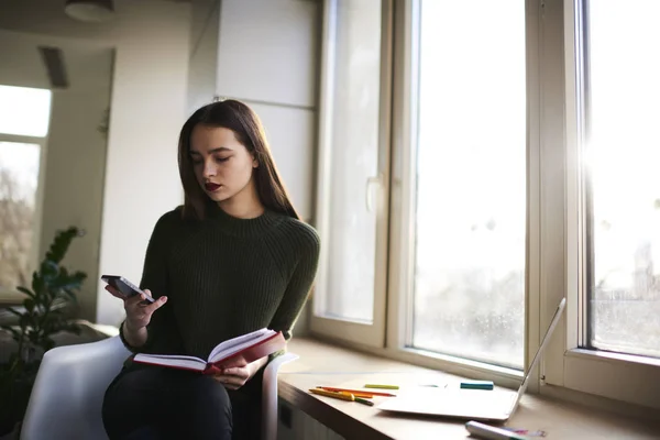 Vrouw die sms 'jes leest — Stockfoto