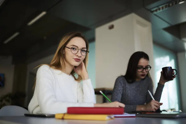 Journalistes féminines travaillant sur l'écriture — Photo