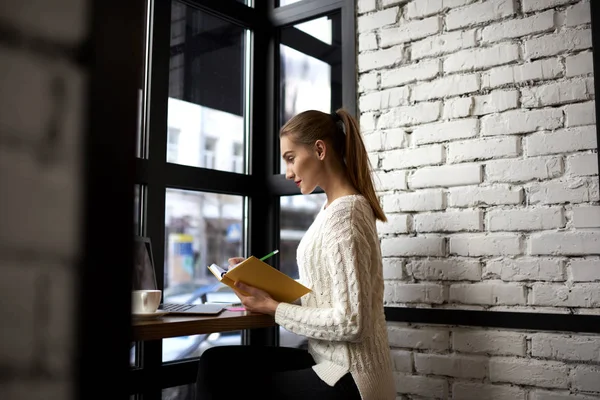 O femeie de afaceri se uită la webinar online pe laptop — Fotografie, imagine de stoc