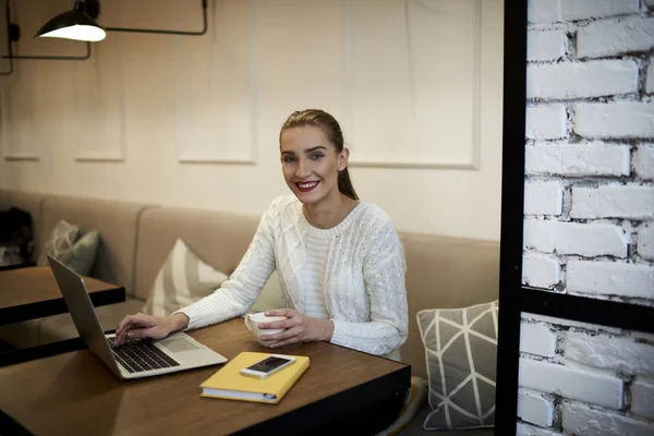 Retrato de jovem empreendedor feliz — Fotografia de Stock