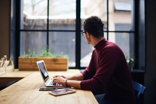 Vista posterior de un joven programador masculino experto —  Fotos de Stock