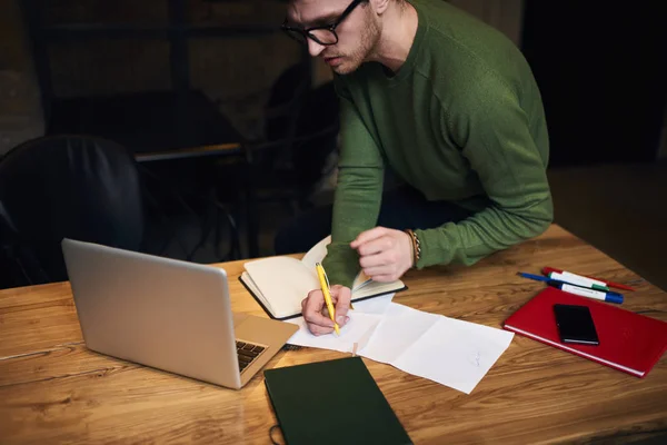 Journaliste qualifié faisant des heures supplémentaires — Photo