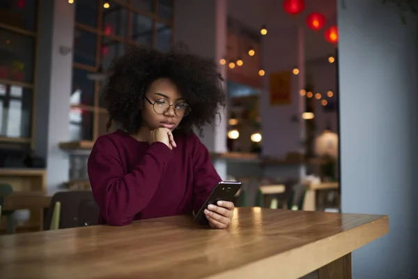 Blogger having phone conversation — Stock Photo, Image