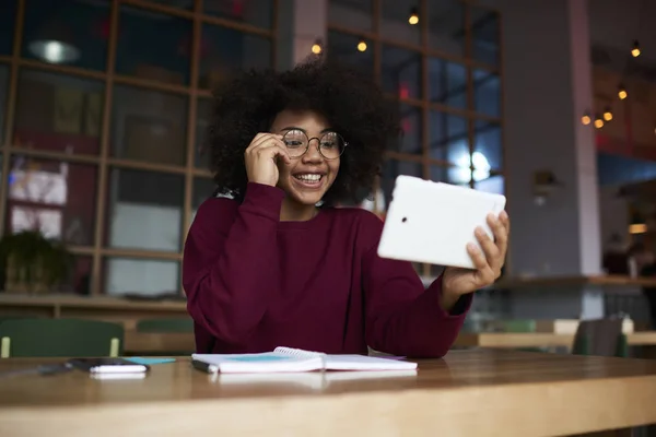 Hipster-Mädchen chattet in sozialen Netzwerken — Stockfoto