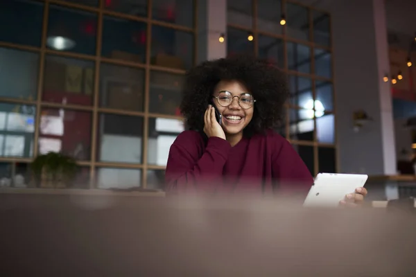 Hipster-Mädchen chattet in sozialen Netzwerken — Stockfoto