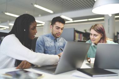 Genç gazeteciler Office coworking çalışma 