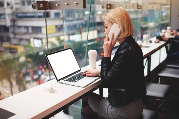 Professionele aantrekkelijke freelancer — Stockfoto