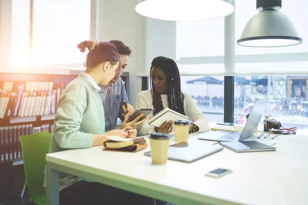 Jóvenes periodistas trabajando en la oficina de coworking — Foto de Stock