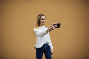 çekici beyaz kadın selfie yapıyor