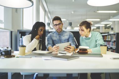 Genç gazeteciler Office coworking çalışma 