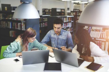 Genç gazeteciler Office coworking çalışma 