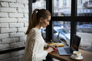 Online dersler izlerken kadın