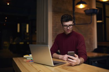 Konsantre yakışıklı erkek serbest meslek