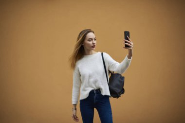 çekici beyaz kadın selfie yapıyor