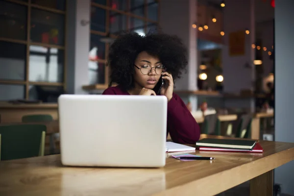 Blogueur ayant une conversation téléphonique — Photo