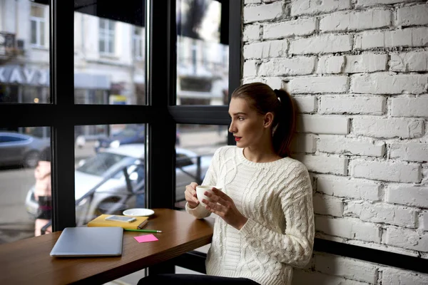 Freelancer feminino olhando na janela — Fotografia de Stock