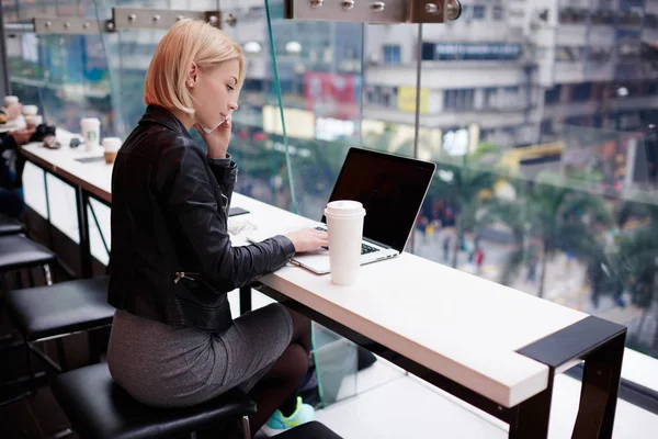 Concentrated blonde business woman — Stock Photo, Image