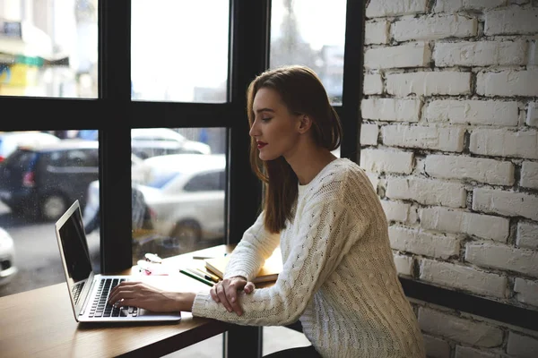 Aantrekkelijke hipster meisje — Stockfoto