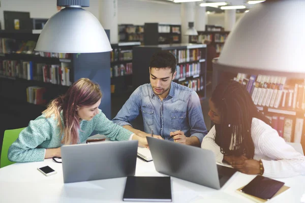 Jovens jornalistas que trabalham no escritório de coworking — Fotografia de Stock