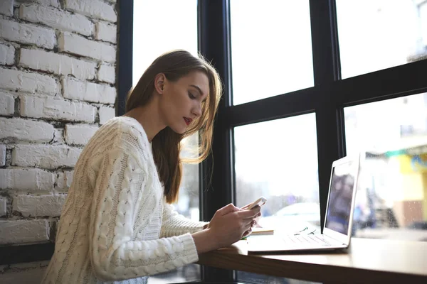 Jeune femme d'affaires lecture de texte important — Photo