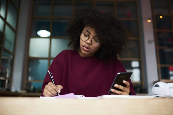 Amerikanische Studentin macht Hausaufgaben — Stockfoto