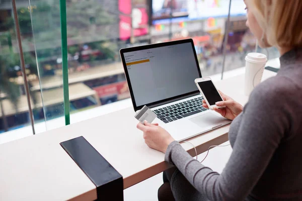 Junge Frau kauft in Webshop ein — Stockfoto