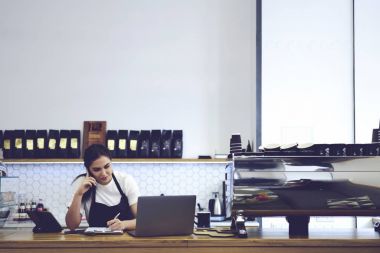 Kafeteryada çalışan deneyimli barista 