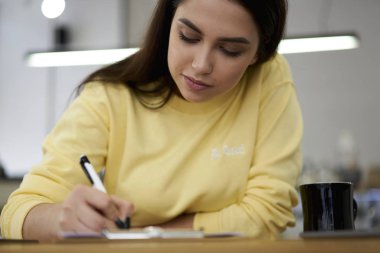 Hippi kız lezzetli çay içme